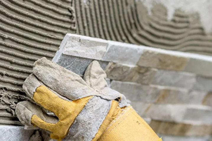 Hand verlegt Steinwand mit Fliesenkleber